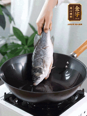 熱油，加1大勺豬油、姜片，再下鱸魚，煎至定型后翻面。（加點豬油，燉出的魚湯更容易變?yōu)榍逅哪贪咨?。?>
					</div>
					<span>步驟 3/6</span>
					<p>熱油，加1大勺豬油、姜片，再下鱸魚，煎至定型后翻面。（加點豬油，燉出的魚湯更容易變?yōu)榍逅哪贪咨?。?/p>
				</li><li>
					<div   id=