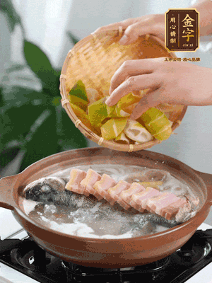 倒開水燉煮后轉移入砂鍋，淋料酒去腥、加少許鹽調味，再依次加咸肉、春筍燉煮15分鐘。