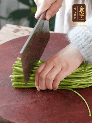 正嫩的藜蒿，掐頭去除根部，切小段