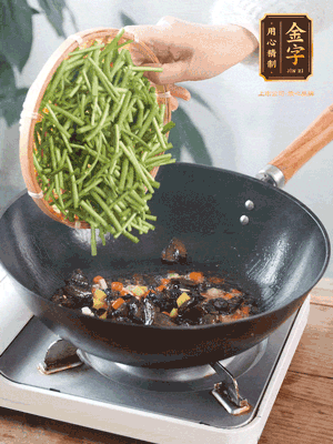 熱油煸香蒜末、姜粒、小米辣，再下臘肉煸炒出香味