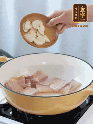 熱油下咸肉煸出香味，加蒜片、毛豆翻炒均勻