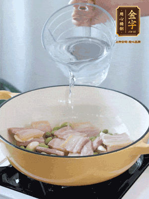 倒入熱水，加絲瓜、腐竹