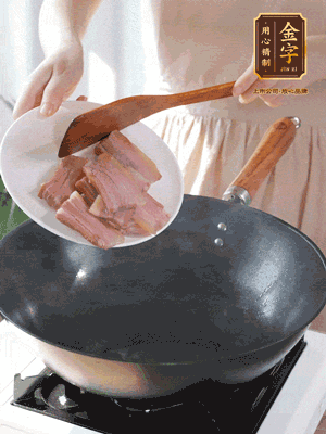 豬油熱鍋，下咸肉煸香，再下蔥姜提鮮