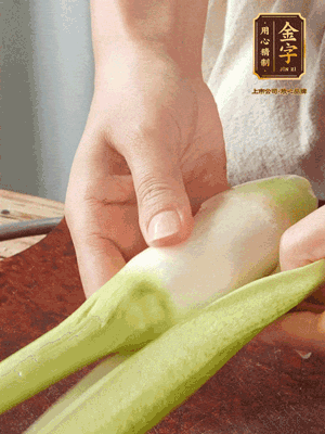 茭白去皮切絲，下鍋稍稍汆燙一下瀝干。