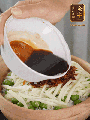 繼續(xù)小火燜3分鐘，淋上XO醬攪拌均勻。
