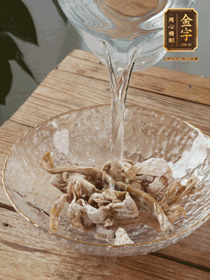 筍干提前泡發(fā)1晚切段，冬瓜去皮切塊。