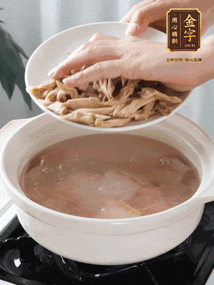 再下筍干段，加水、少許黃酒中火燉煮15分鐘。