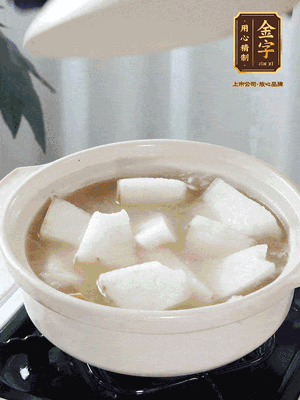 最后下冬瓜繼續(xù)燉煮10分鐘，撒上蔥花點綴。