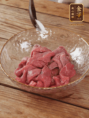 牛肉切丁，加黑胡椒海鹽、橄欖油腌10分鐘