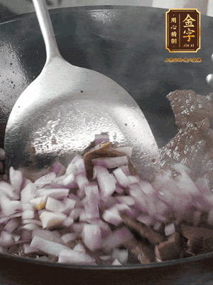 橄欖油熱鍋，牛肉丁炒至焦香狀態(tài)，下洋蔥丁翻炒出香味