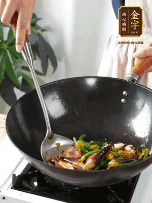 煸香蒜末，下香腸翻炒均勻，再依次下雞縱菌、黃瓜花