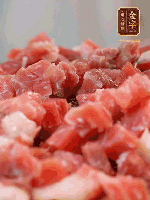 做月餅餡 火腿切成小丁，溫水浸泡5分鐘，上鍋蒸熟15-20分鐘，再將火腿丁、白砂糖、蜂蜜攪拌腌漬2小時
