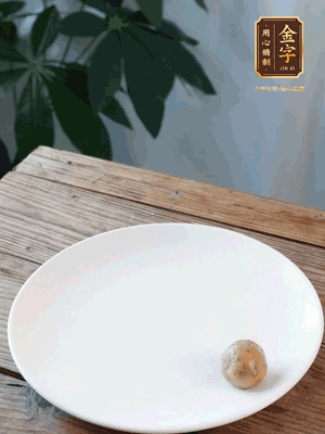 做水油皮、油酥 將油皮材料放入料盆中，加100ml水?dāng)嚢璩裳┗ㄆ瑺?。在案板上反?fù)揉搓成有一定筋度的光潔面團(tuán)，搓成14個團(tuán)子。
