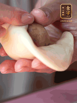 包月餅 面劑兩頭向中間捏緊， 光滑一面向下