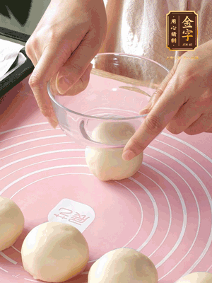 按扁后搟成圓形面皮。餡料放在面皮中心，把餡料包緊，捏緊收口