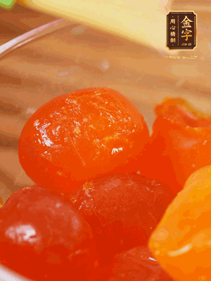 咸蛋黃噴白酒，170℃烤10分鐘。打碎過(guò)篩