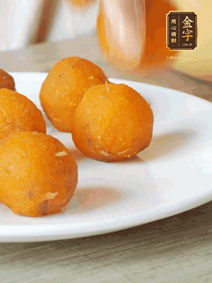 融化的黃油、芝士粉攪勻，加糖粉、蛋液、淡奶油、咸蛋黃攪勻，再加入玉米淀粉、奶粉拌勻，用不粘鍋炒至抱團(tuán)