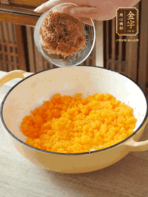 加火腿絲拌均，分成37g一個(gè)餡料，冷凍30分鐘