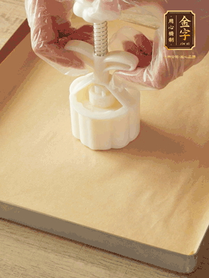 取一個(gè)面團(tuán)，捏扁，中間厚，四周薄?；⒖谕贤疲钡绞湛?，把餅胚放入模具里，壓2-3下