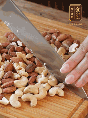 熟堅果切成大顆粒，加入杏仁片、白芝麻、火腿絲、熟糯米粉、玫瑰花醬、花生油、水怡攪拌均勻，捏成52g一個的小球