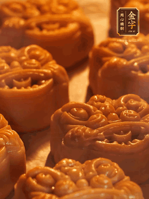 表面噴上水，烤箱預(yù)熱至190℃，170℃烤10分鐘