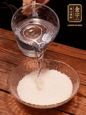 大米提前浸泡30分鐘。干香菇泡發(fā)切成條；蝦米提前浸泡2小時