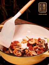 蔥白、干香菇、蝦米、香腸片略微翻炒才出香味，然后倒入料汁（生抽3勺、蠔油2勺、胡椒粉少許）、大米拌勻