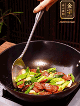 油熱下香腸炒至兩面微焦，下姜蒜、干辣椒、小米椒碎爆香