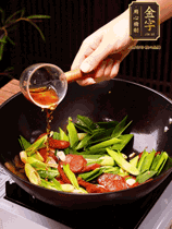 下蒜苗炒軟，沿鍋邊烹入一勺料酒，加醬油、蠔油、白糖調(diào)味炒勻