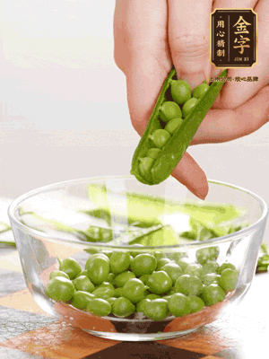 處理食材，藕切片，豌豆剝殼，菱角剝殼， 依次焯水