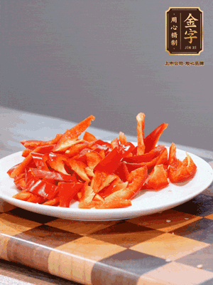 藕帶洗凈，斜切成小段備用、姜切絲、蒜切片、辣椒斜切，再切少許蒜