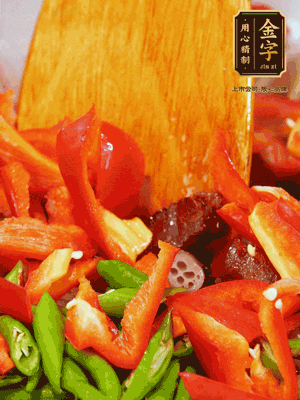 油熱后放入蒜末，下醬油肉煸香