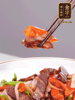 下藕帶、青紅辣椒翻炒均勻