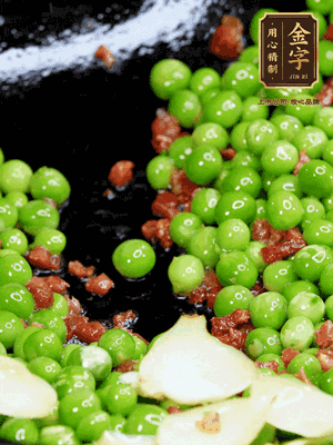 鍋內(nèi)少許油，下火腿煸香，再下甜豆米、百合翻炒，少許鹽、一點(diǎn)水煮到收干