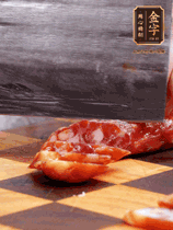 處理食材：香腸切片，土豆切塊、胡蘿卜切丁、豆角切段