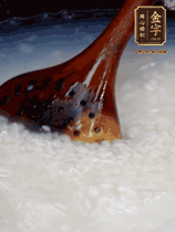 大米淘洗干凈，水開放入大米，煮3分鐘，煮到用手可以掐斷大米，撈出瀝干備用