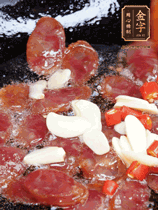 香腸煸香，加大蒜、小米辣增加香味