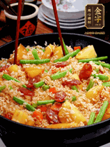 加水，沒過大部分食材。把瀝干水分的米飯均勻地鋪在上面，筷子戳幾個(gè)洞