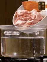 麻鴨切塊，冷水下鍋，加蔥姜、料酒焯水。撈出溫水洗凈