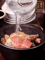 所有食材放入電飯鍋，加2勺料酒，足量的開水，按煲湯鍵煮湯