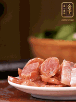 金字咸肉、金字香腸煮熟。咸肉切條、香腸切片備用。