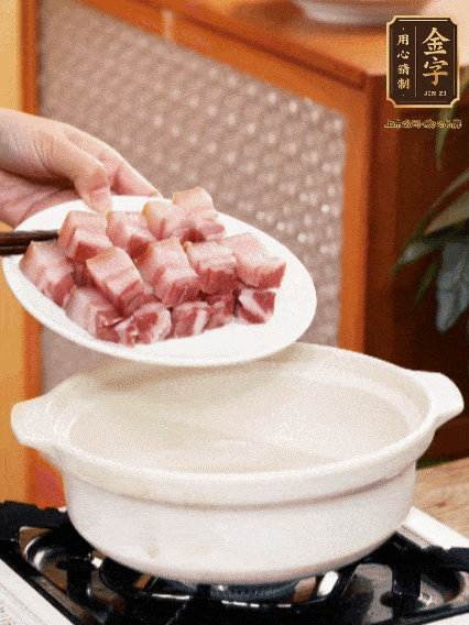 鍋內(nèi)倒油，下咸肉微微煸炒，再放排骨炒一下