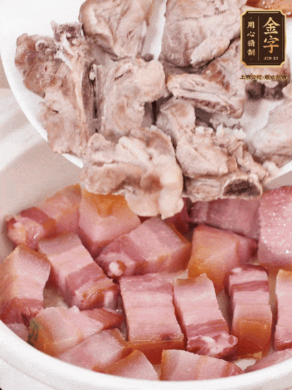 倒入開水燉煮，大火燒開后轉(zhuǎn)小火