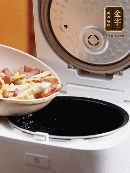 和洗凈的大米一起倒入電飯煲，攪拌均勻。水剛好沒過大米