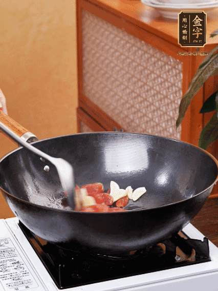 熱油，香腸微微煸出香味，加蒜片、小米辣