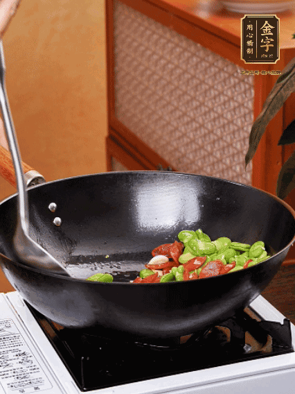 再放入蠶豆翻炒，加一點(diǎn)點(diǎn)醬油調(diào)味