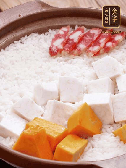 砂鍋涂油，放入泡好的大米。鋪上芋頭、南瓜，倒入開水剛好沒過，中火煮到水收干