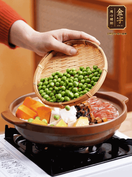 再鋪上臘腸、醬油肉、豌豆，小火煲6分鐘