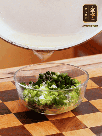 姜末、蔥末加鹽，潑熱油做成蔥姜醬