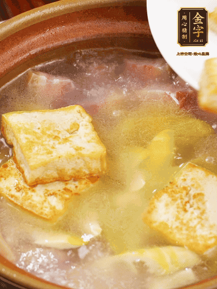 再放豆腐燉煮10分鐘，加豆瓣繼續(xù)煮2分鐘